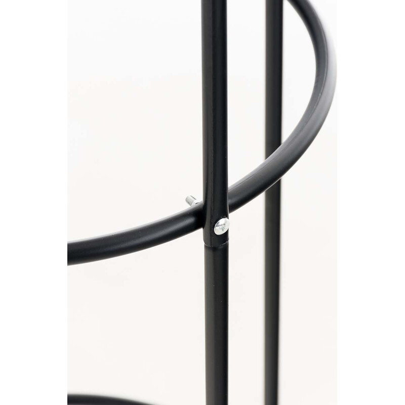 Rosenpelare i svart metall för klätterväxter i trädgården