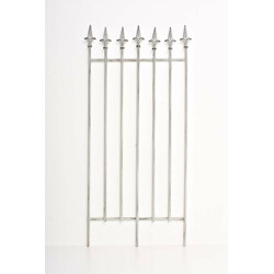 Rustik järnspaljé för klätterväxter i klassisk design