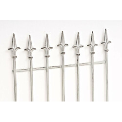 Rustik järnspaljé för klätterväxter i klassisk design