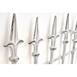 Rustik järnspaljé för klätterväxter i klassisk design