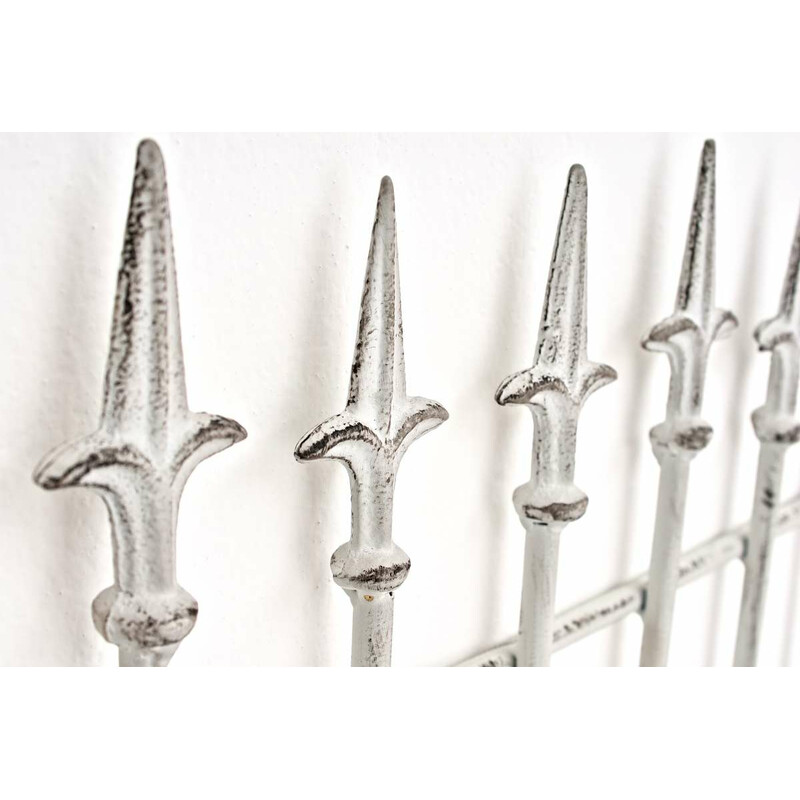 Rustik järnspaljé för klätterväxter i klassisk design