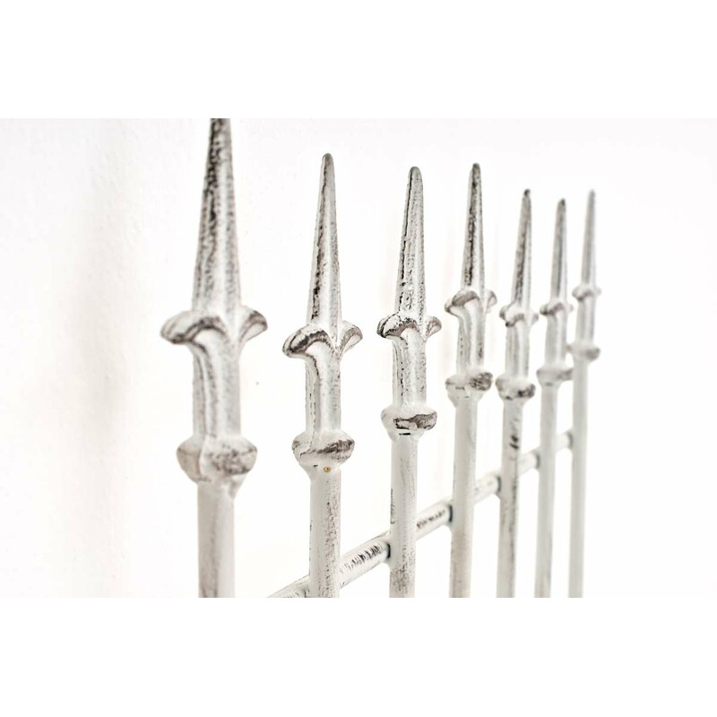 Rustik järnspaljé för klätterväxter i klassisk design