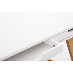 Stilrent skrivbord med rymlig arbetsyta och ekben