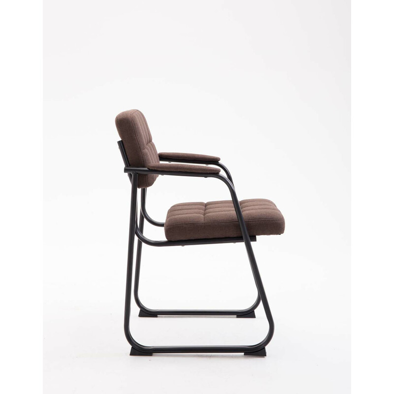 Exklusiv besöksstol med quiltad tygklädsel och metallram