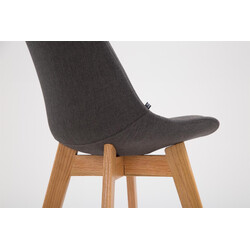 Bekväm och modern stol med ekstomme och tygklädsel