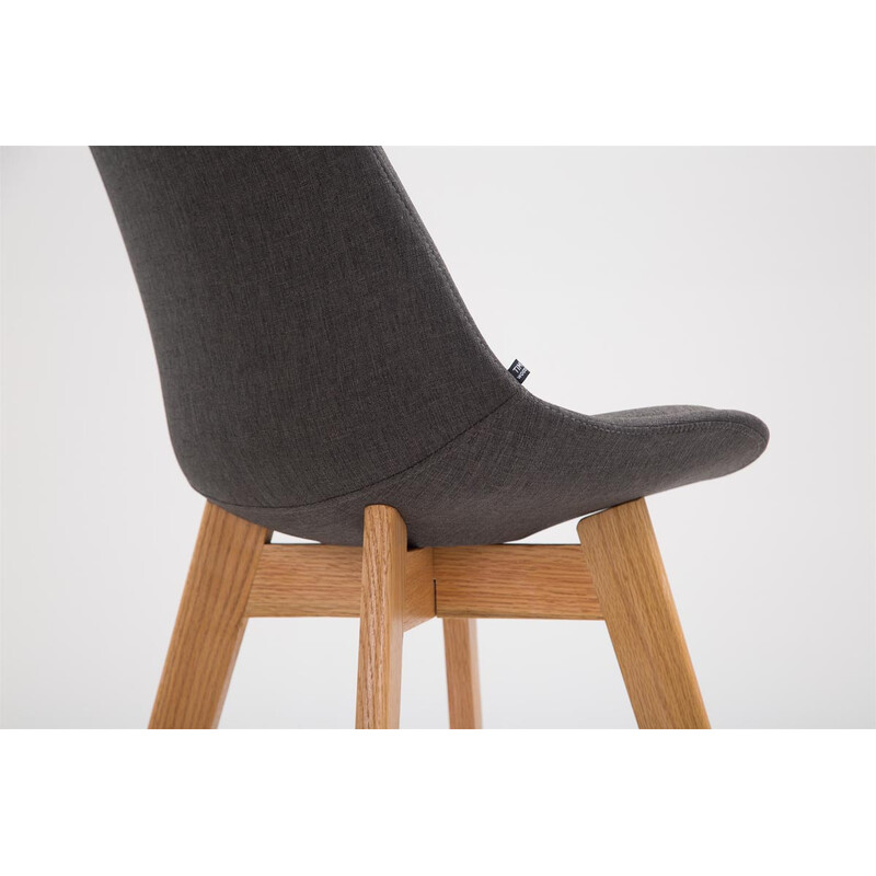 Bekväm och modern stol med ekstomme och tygklädsel