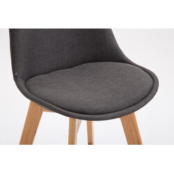 Bekväm och modern stol med ekstomme och tygklädsel