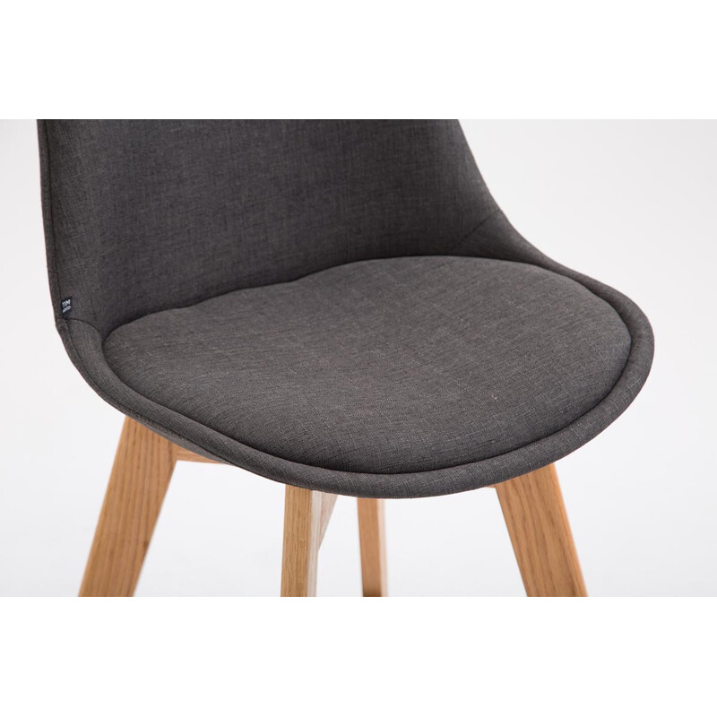 Bekväm och modern stol med ekstomme och tygklädsel