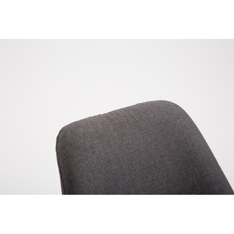 Bekväm och modern stol med ekstomme och tygklädsel