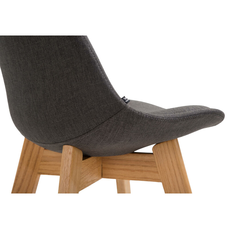 Modern och tidlös barstol med ekstomme och stoppning