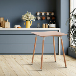 Funktionellt matbord i MDF med justerbara golvskydd