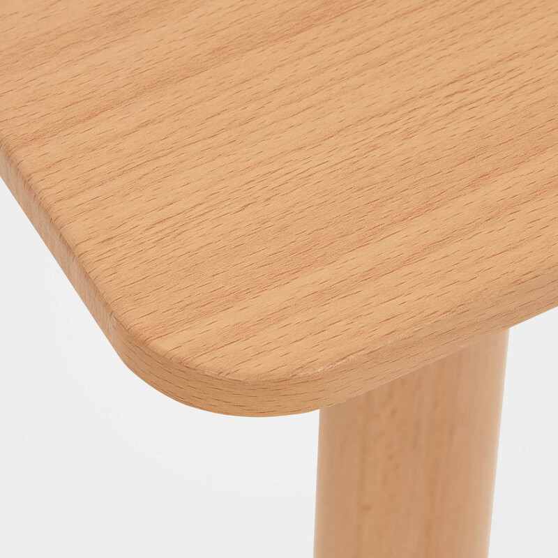 Funktionellt matbord i MDF med justerbara golvskydd