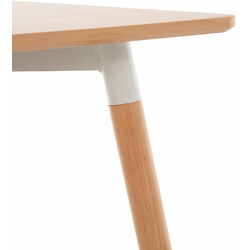 Funktionellt matbord i MDF med justerbara golvskydd