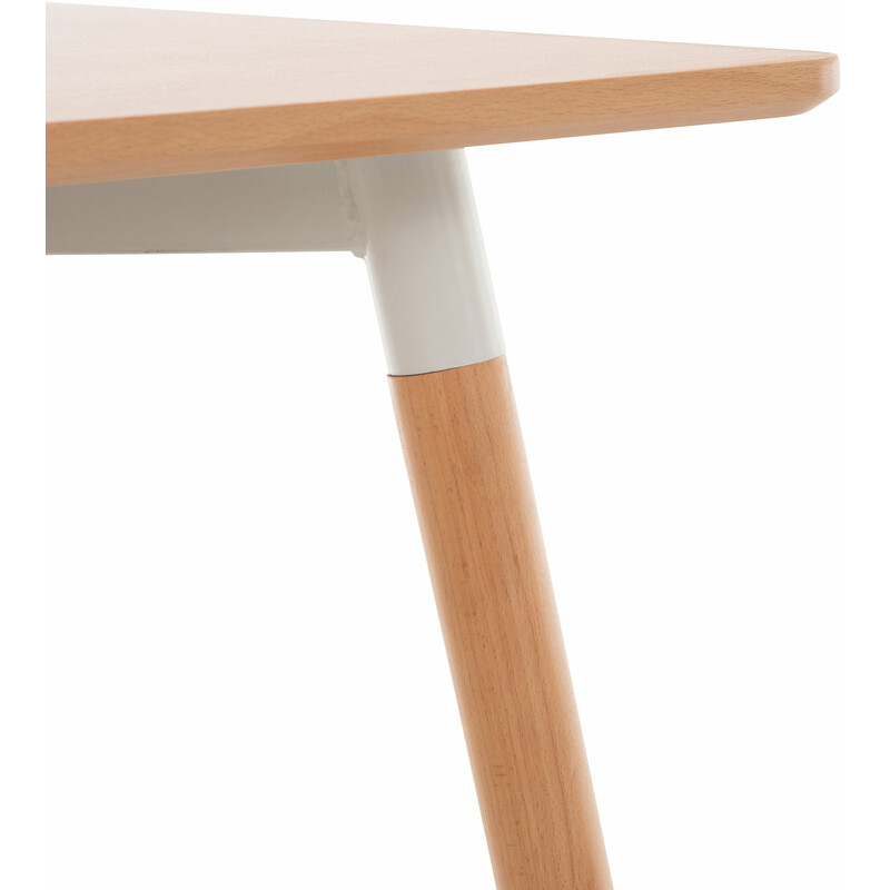 Funktionellt matbord i MDF med justerbara golvskydd