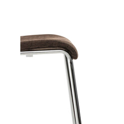 Elegant stapelbar barstol med metallram och tygsits