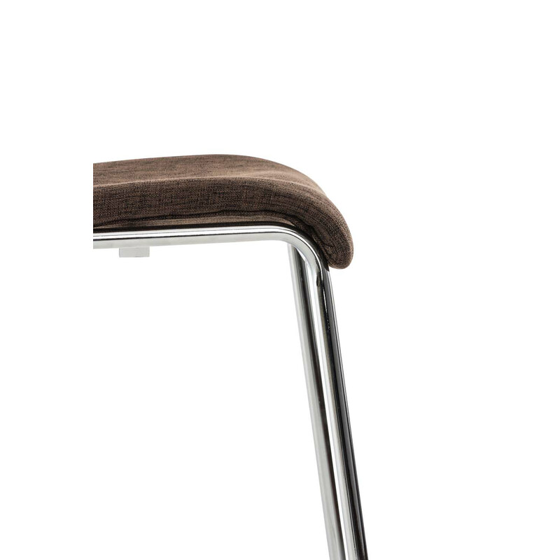 Elegant stapelbar barstol med metallram och tygsits