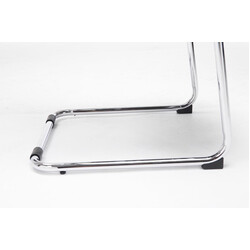 Elegant besöksstol med nätrygg och kromad metallram