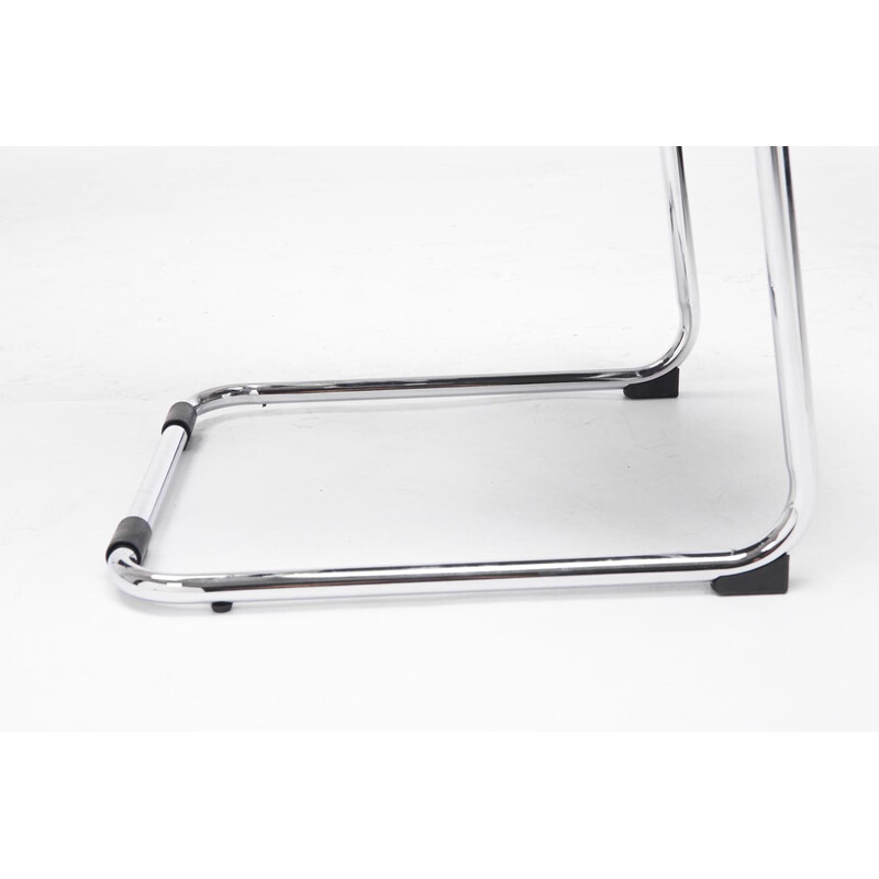 Elegant besöksstol med nätrygg och kromad metallram