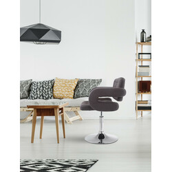 Stilren justerbar fåtölj med quiltad tygklädsel och metallram