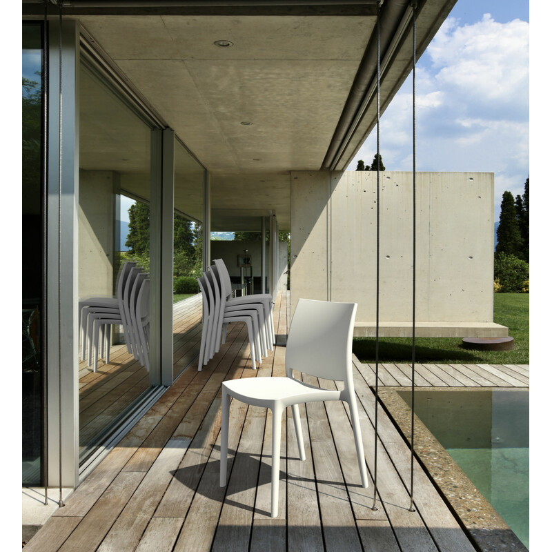 Modern stapelbar stol för inomhus- och utomhusbruk