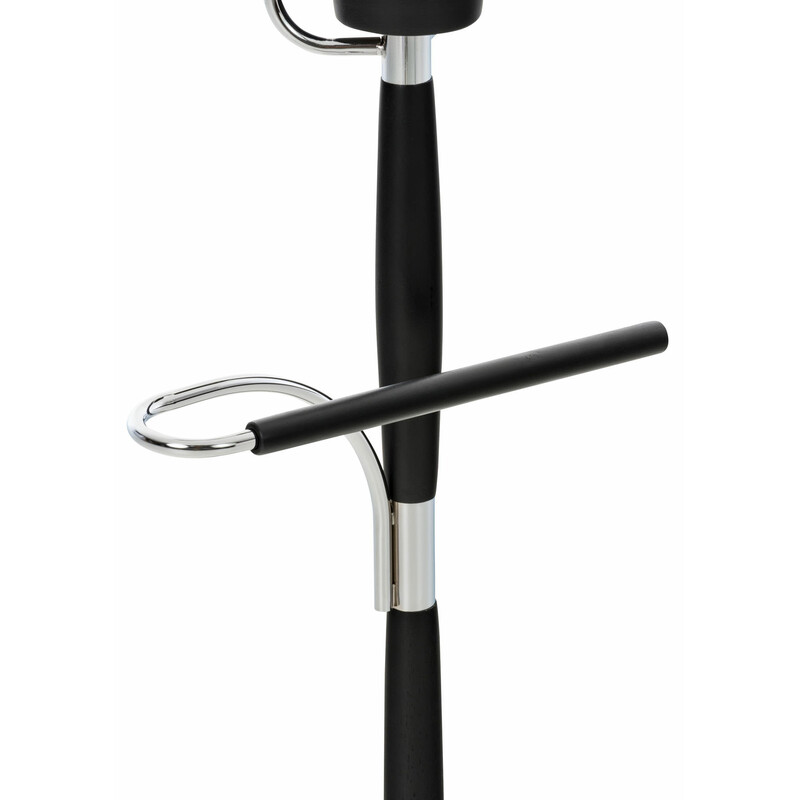 Unisex klädställning i krommetall med träfärger och förvaringshylla