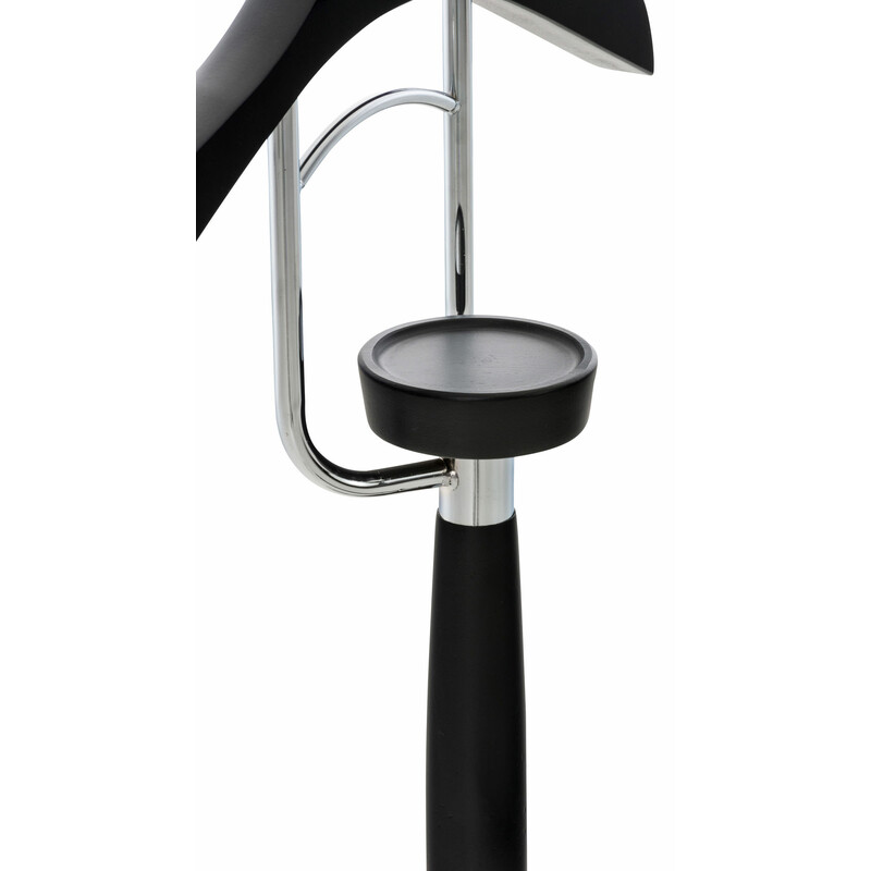 Unisex klädställning i krommetall med träfärger och förvaringshylla