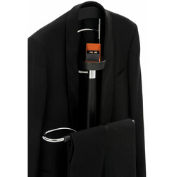 Unisex klädställning i krommetall med träfärger och förvaringshylla