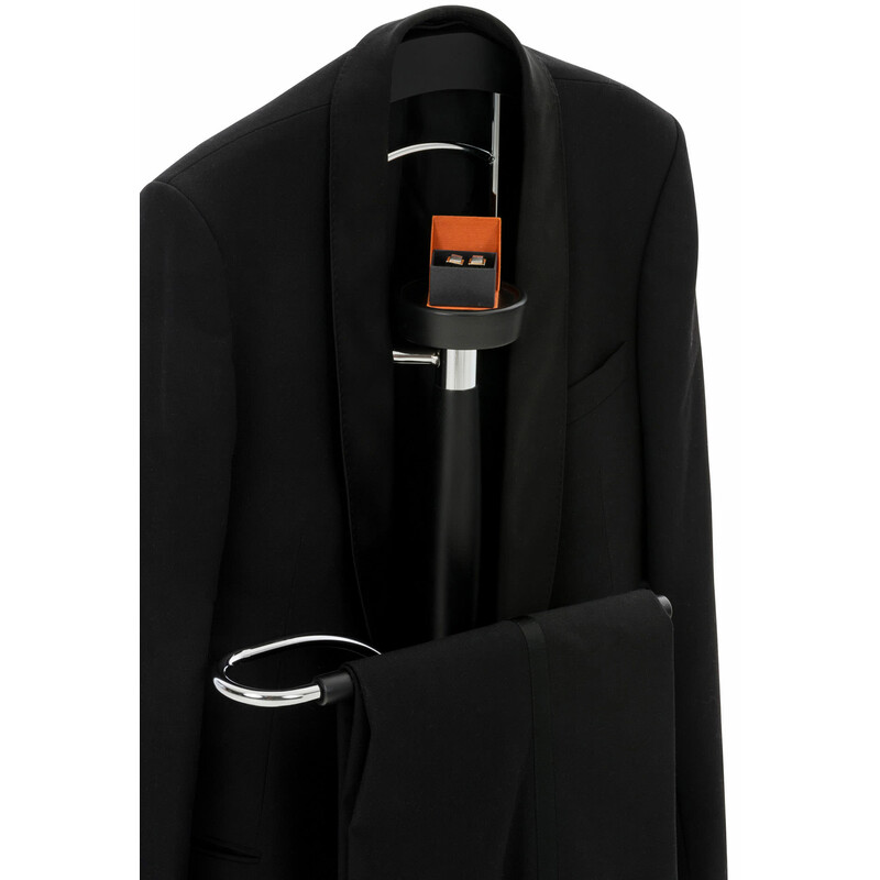 Unisex klädställning i krommetall med träfärger och förvaringshylla