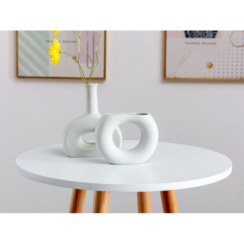 Runt ståbord i bok med konformade ben och fotstöd