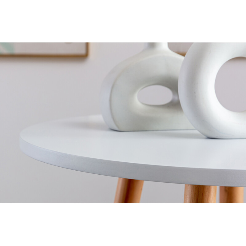 Runt ståbord i bok med konformade ben och fotstöd