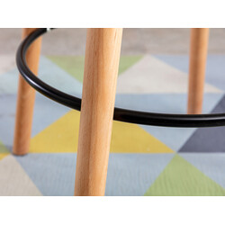 Runt ståbord i bok med konformade ben och fotstöd