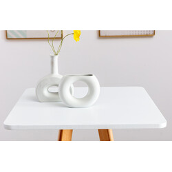 Elegant skandinaviskt barbord i bok med golvskydd