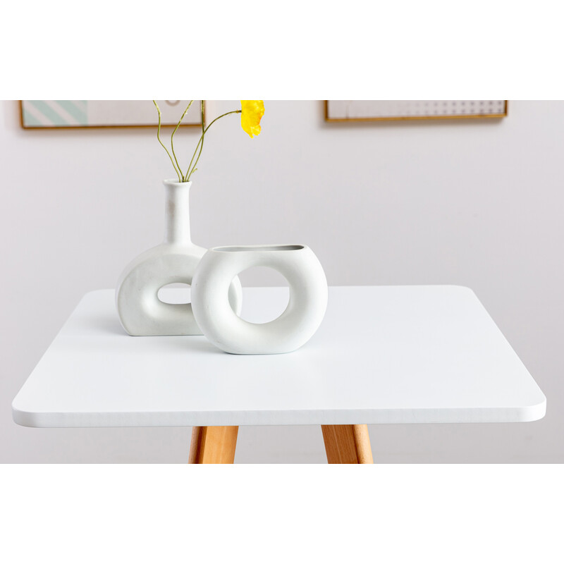 Elegant skandinaviskt barbord i bok med golvskydd