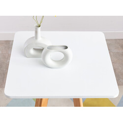 Elegant skandinaviskt barbord i bok med golvskydd