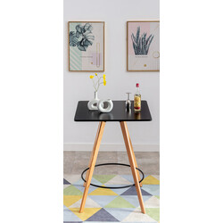 Elegant ståbord i bok med skandinavisk design