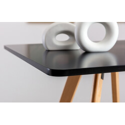 Elegant ståbord i bok med skandinavisk design