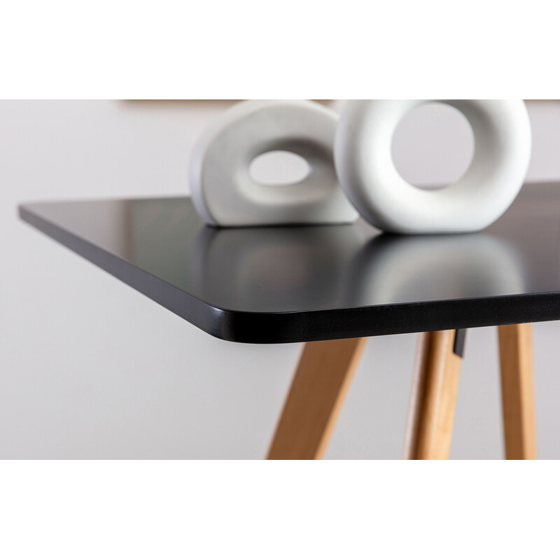 Elegant ståbord i bok med skandinavisk design