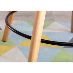 Elegant ståbord i bok med skandinavisk design