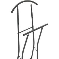 Stilren klädställning med hylla för kläder och skor