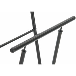 Stilren klädställning med hylla för kläder och skor