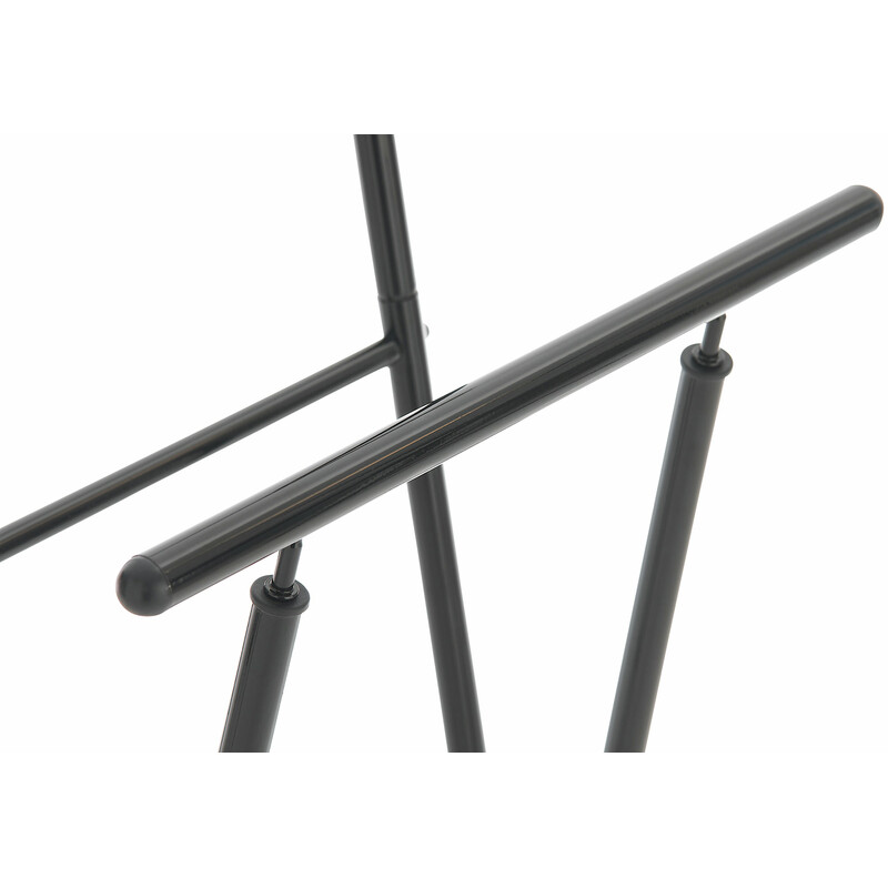 Stilren klädställning med hylla för kläder och skor