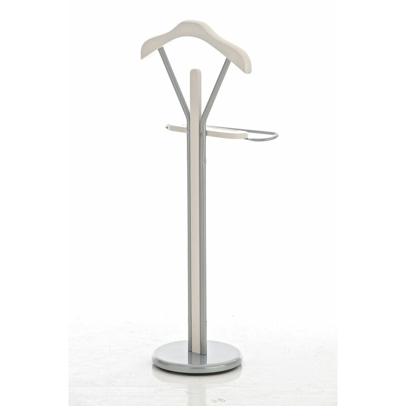 Elegant och praktisk klädvårdare i krom och träfärger