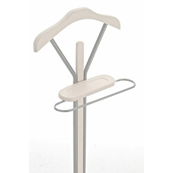 Elegant och praktisk klädvårdare i krom och träfärger