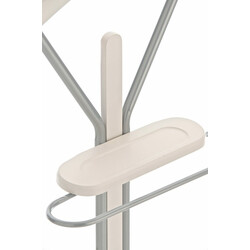 Elegant och praktisk klädvårdare i krom och träfärger