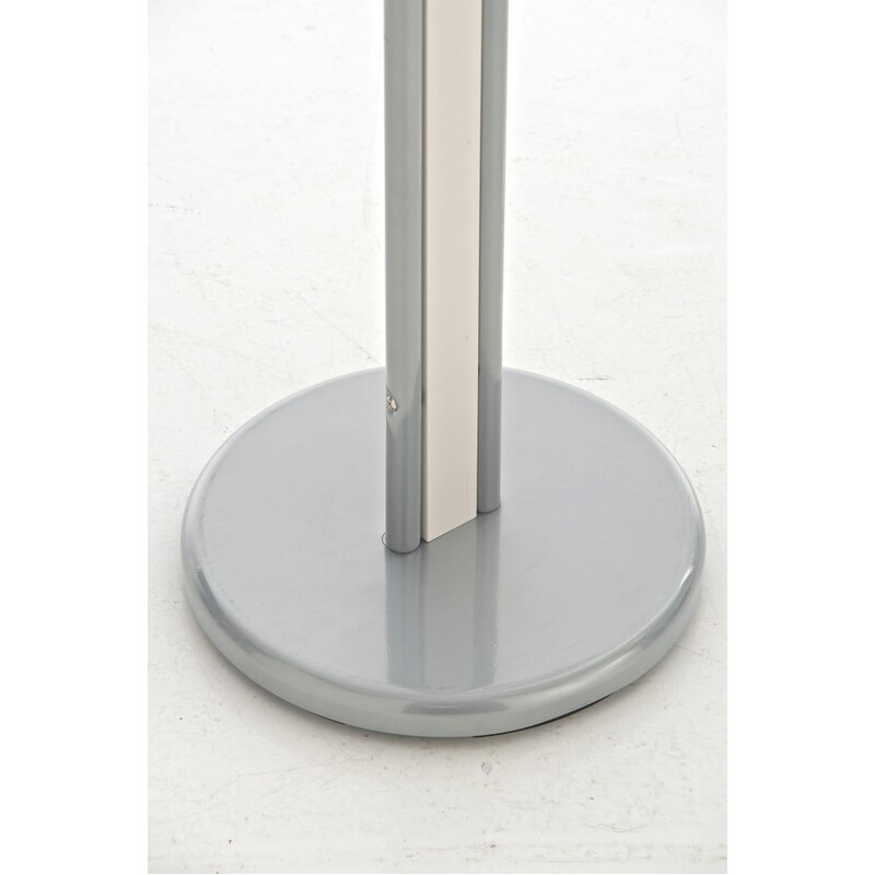 Elegant och praktisk klädvårdare i krom och träfärger