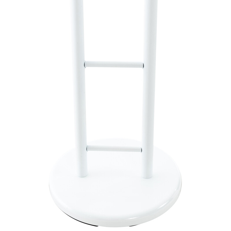 Stilren och praktisk klädställning i metall för hemmet