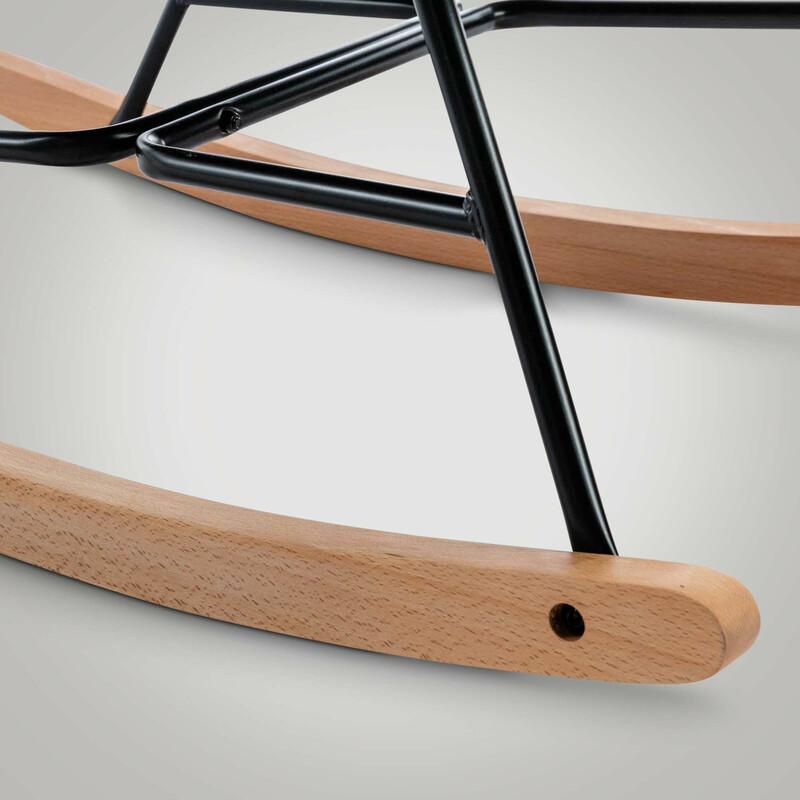 Elegant modern gungstol med sammetsklädsel och stabil metallram