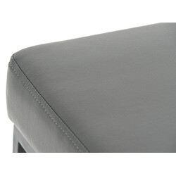 Klassiska barstolar i konstläder med hållbar metallstomme