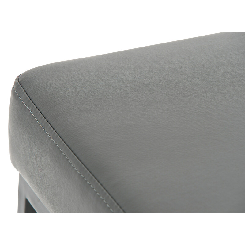 Klassiska barstolar i konstläder med hållbar metallstomme