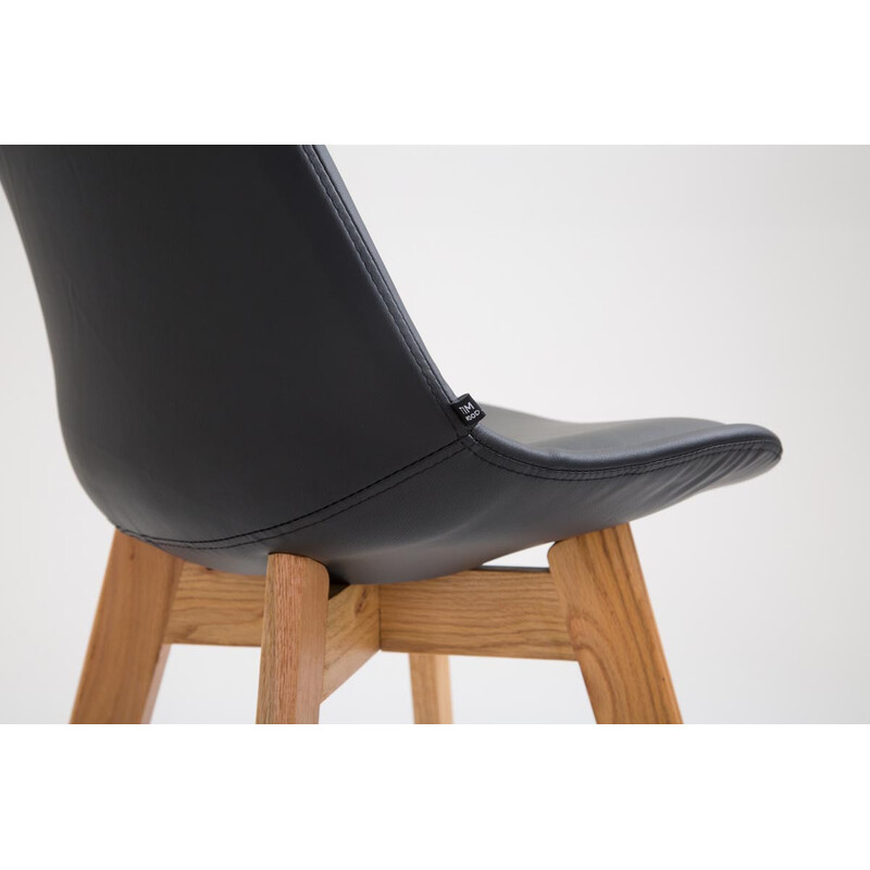 Modern barstol i ek med bekväm stoppad sits